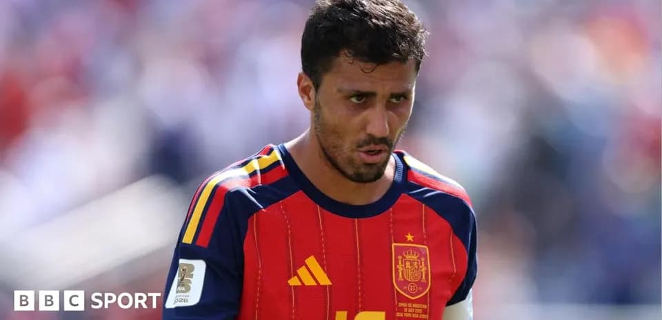 Jugador de España con camiseta roja en el campo