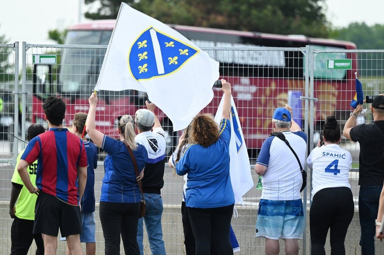 Aficionados con banderas de Bosnia y Herzegovina