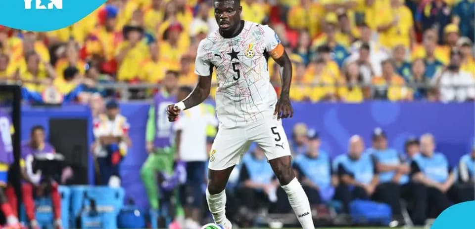 Jugador de Ghana con balón en el campo de juego