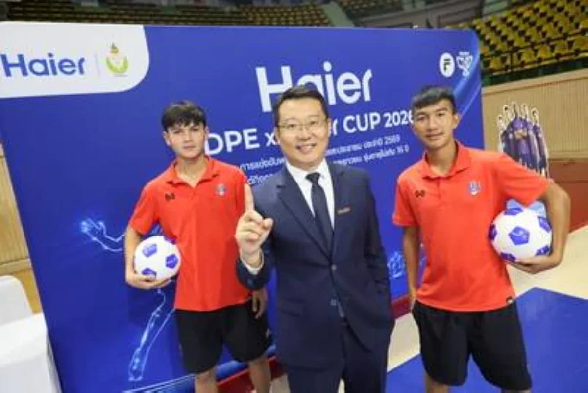 Tres personas posando en evento de fútbol