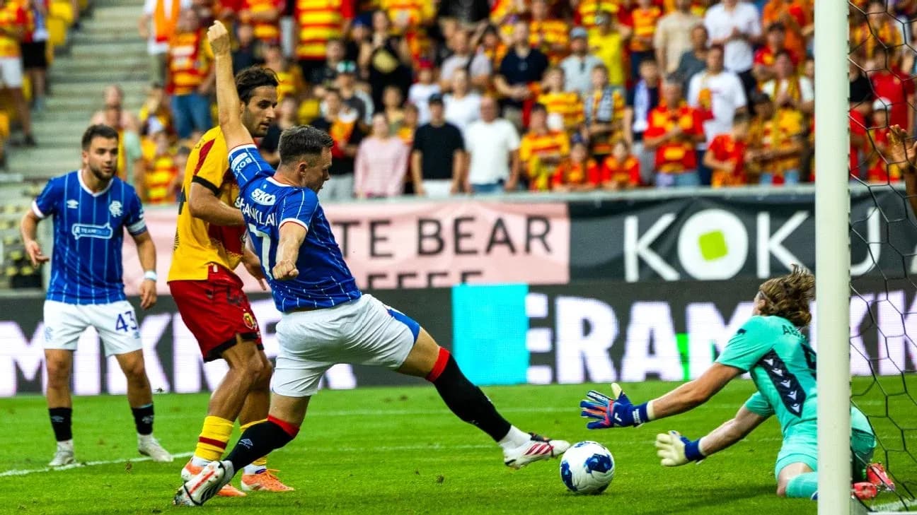 Jugador de Rangers intenta marcar gol contra Jagiellonia