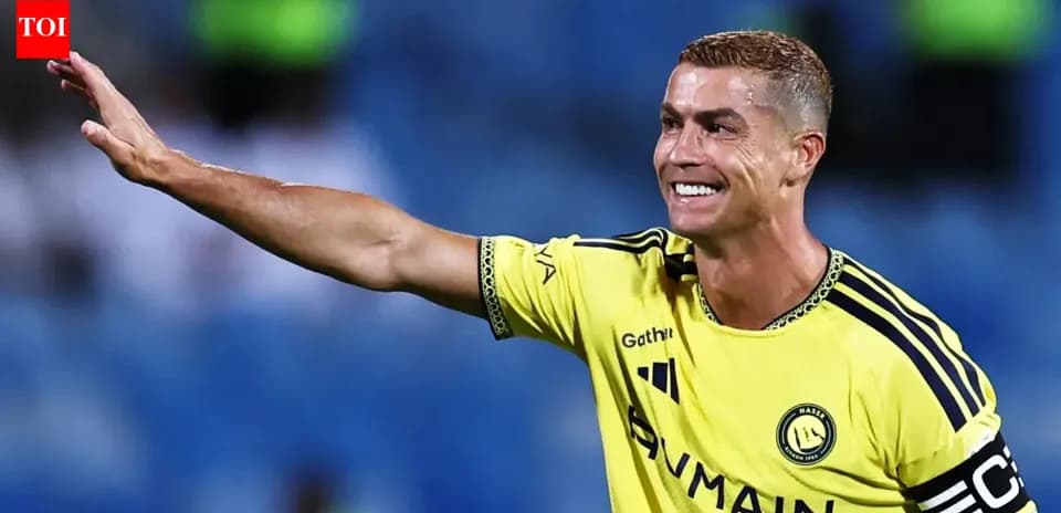 Jugador saludando desde el campo durante el partido