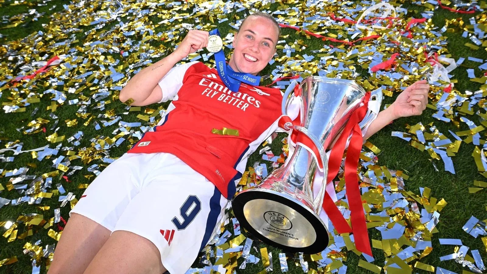 Jugadora de Arsenal con trofeo y medalla de campeona