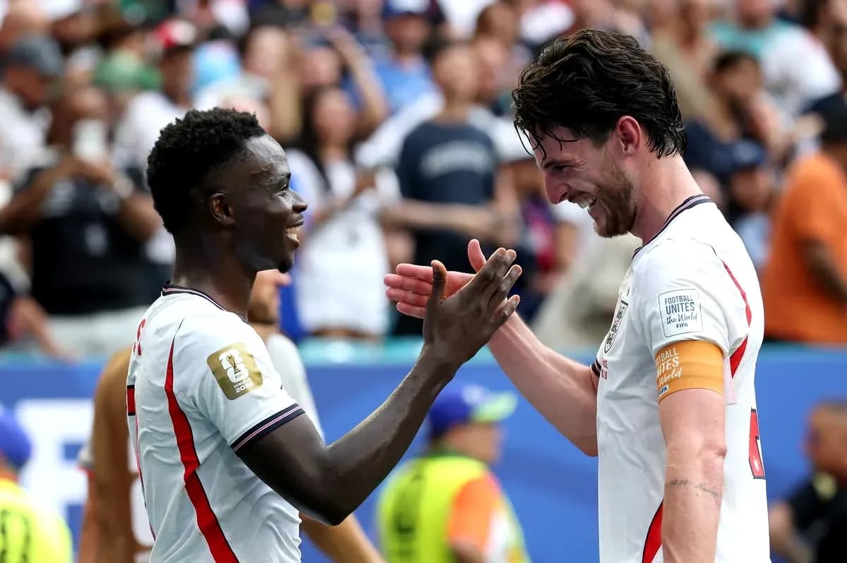 Jugadores celebrando y dándose la mano en el campo