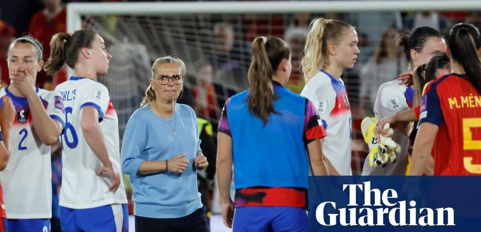 Entrenadora y jugadoras en el campo tras el partido