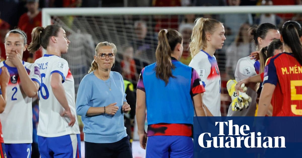 Entrenadora y jugadoras en el campo tras el partido