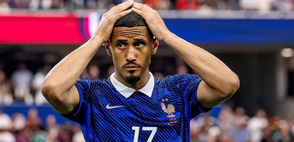 Jugador de Francia con manos en la cabeza durante partido