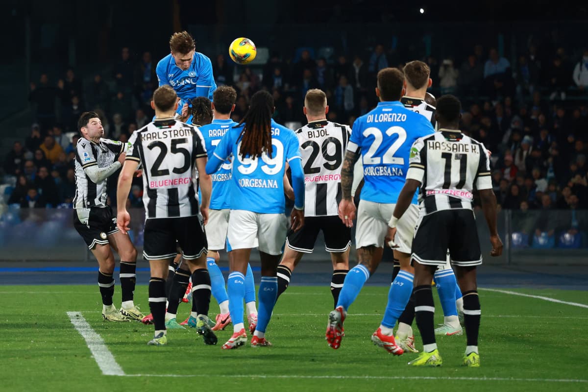Jugador de Napoli saltando en tiro libre