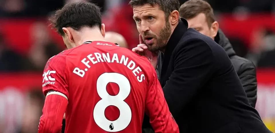 Entrenador hablando con jugador B. Fernandes en partido