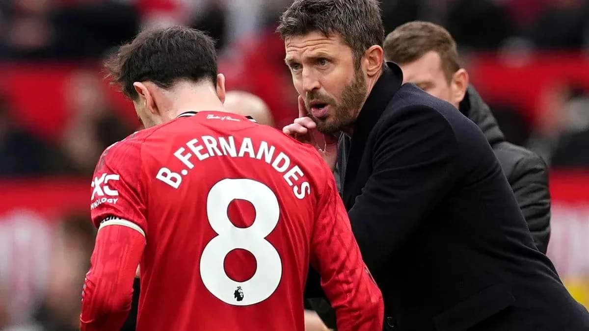 Entrenador hablando con jugador B. Fernandes en partido