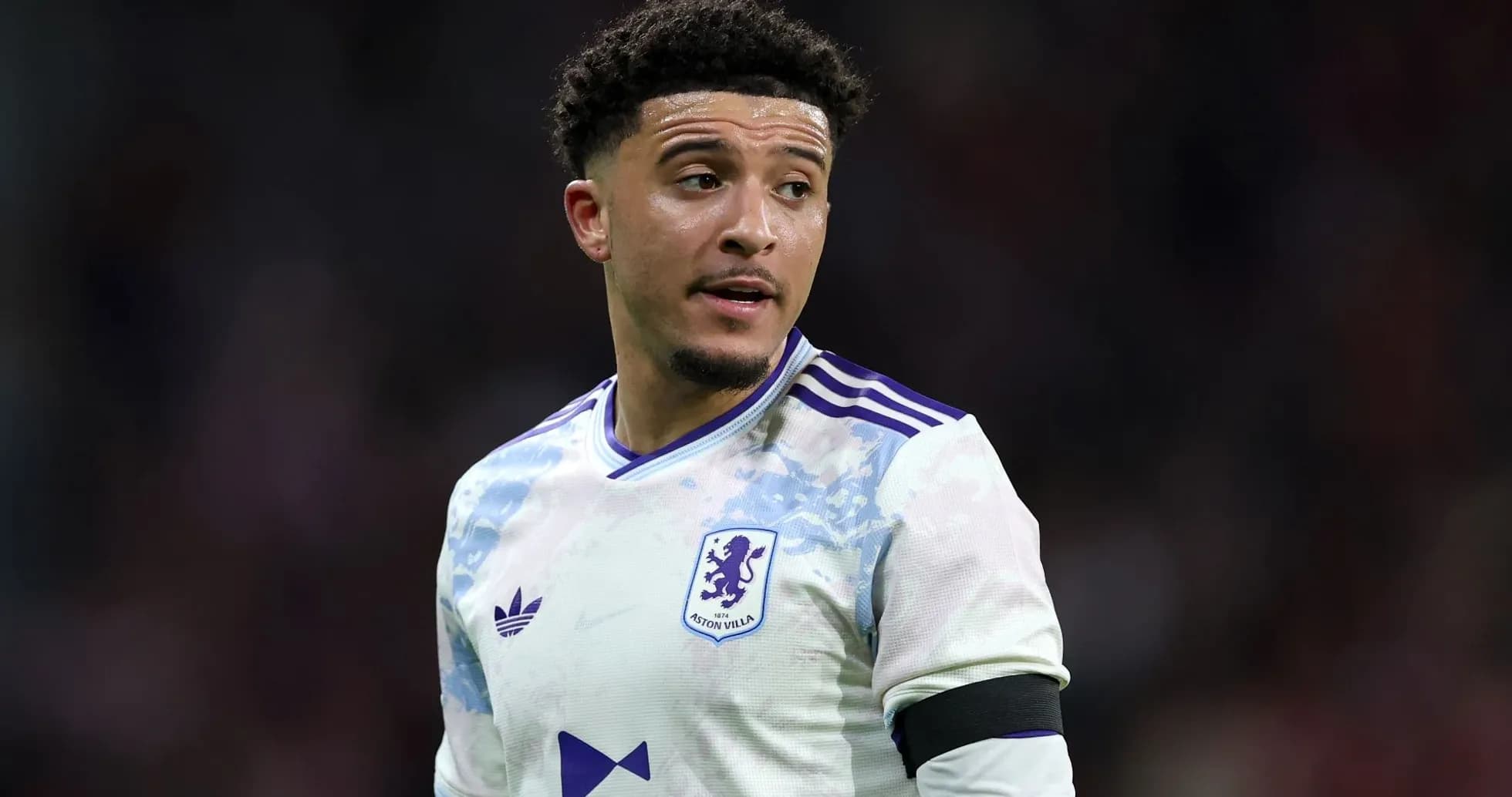 Jugador de Aston Villa en uniforme durante el partido