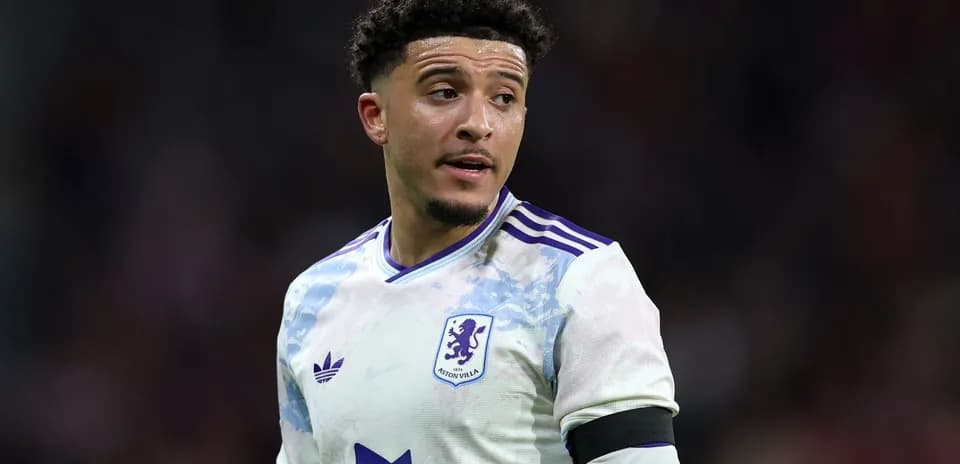 Jugador de Aston Villa en uniforme durante el partido