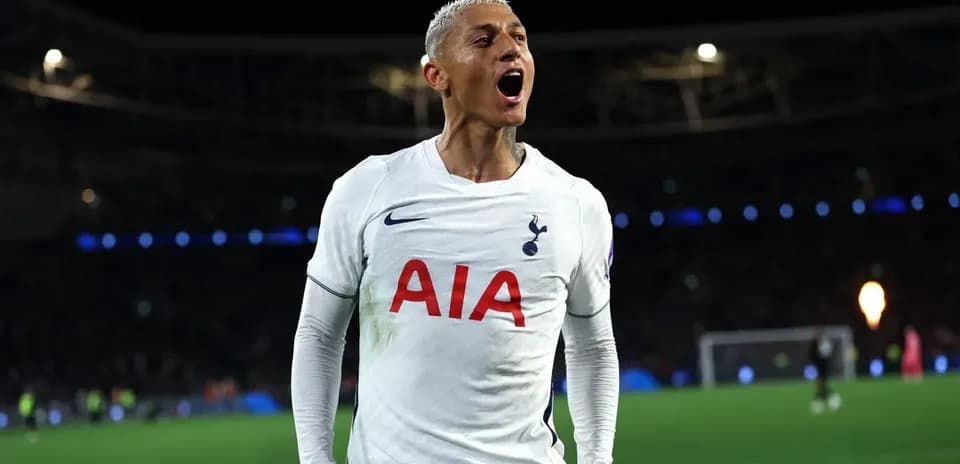 Jugador de Tottenham celebrando un gol en el estadio