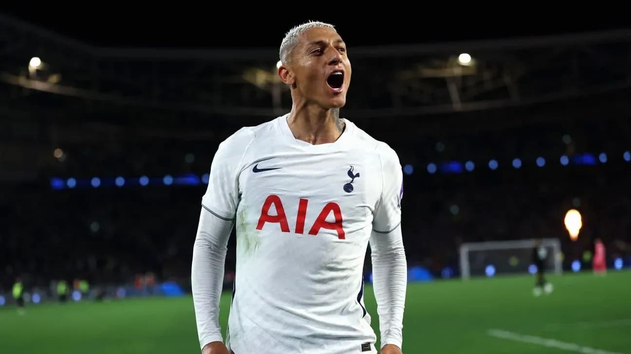 Jugador de Tottenham celebrando un gol en el estadio