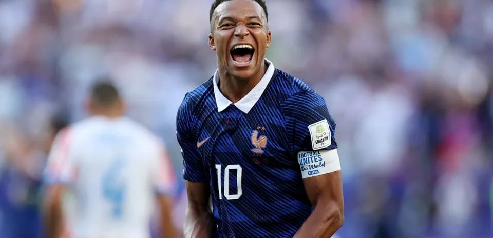 Jugador de Francia celebrando en el campo
