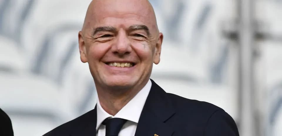 Hombre sonriente con traje en un evento deportivo