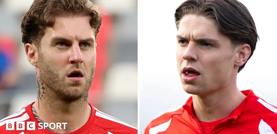 Dos jugadores en acción durante un partido de fútbol