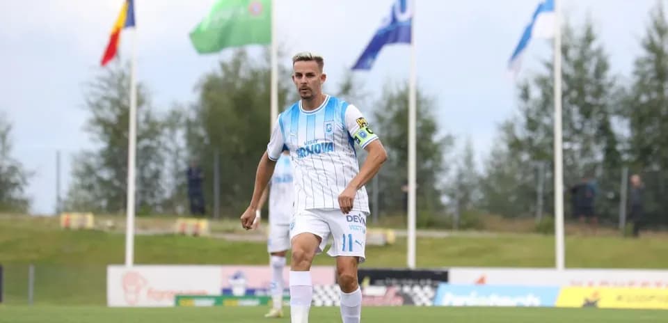 Jugador de Universitatea Craiova en el campo