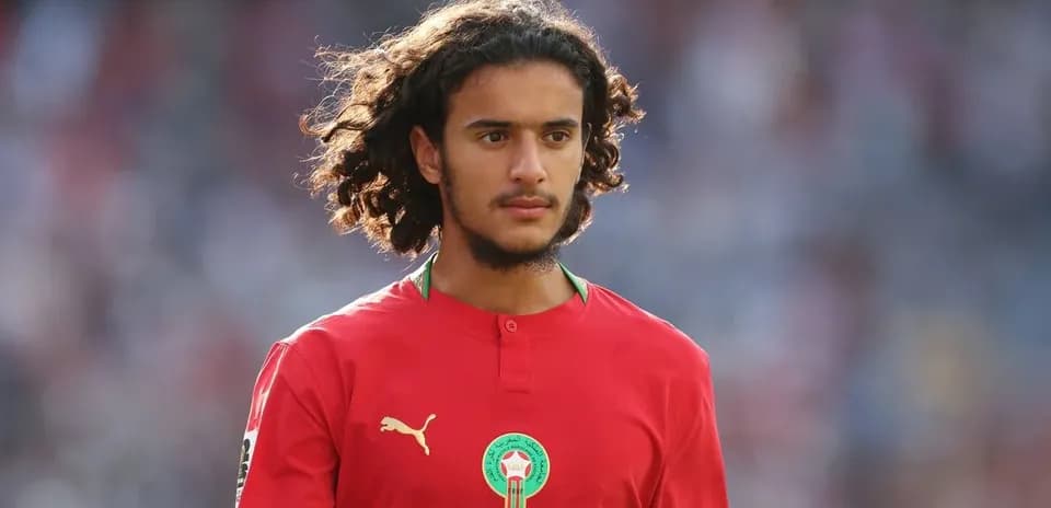 Jugador con camiseta de Marruecos en el campo
