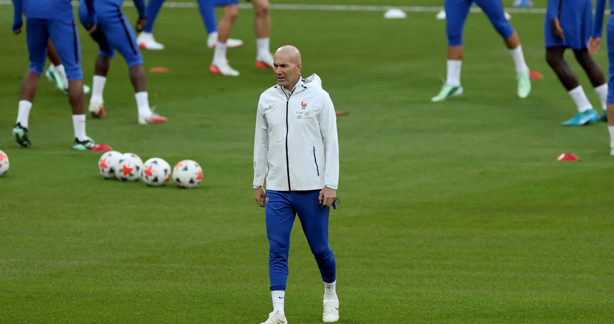 Entrenador caminando durante sesión de entrenamiento