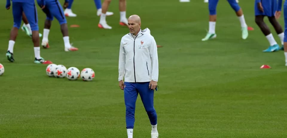 Entrenador caminando durante sesión de entrenamiento