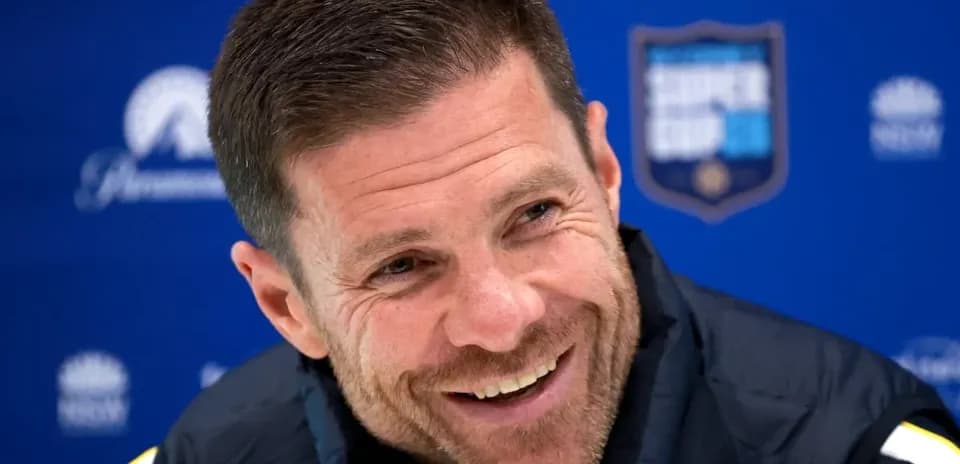 Entrenador sonriendo durante conferencia de prensa