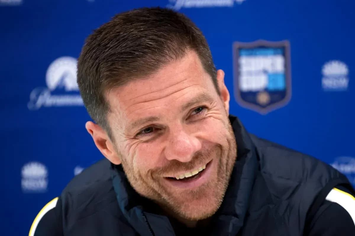 Entrenador sonriendo durante conferencia de prensa
