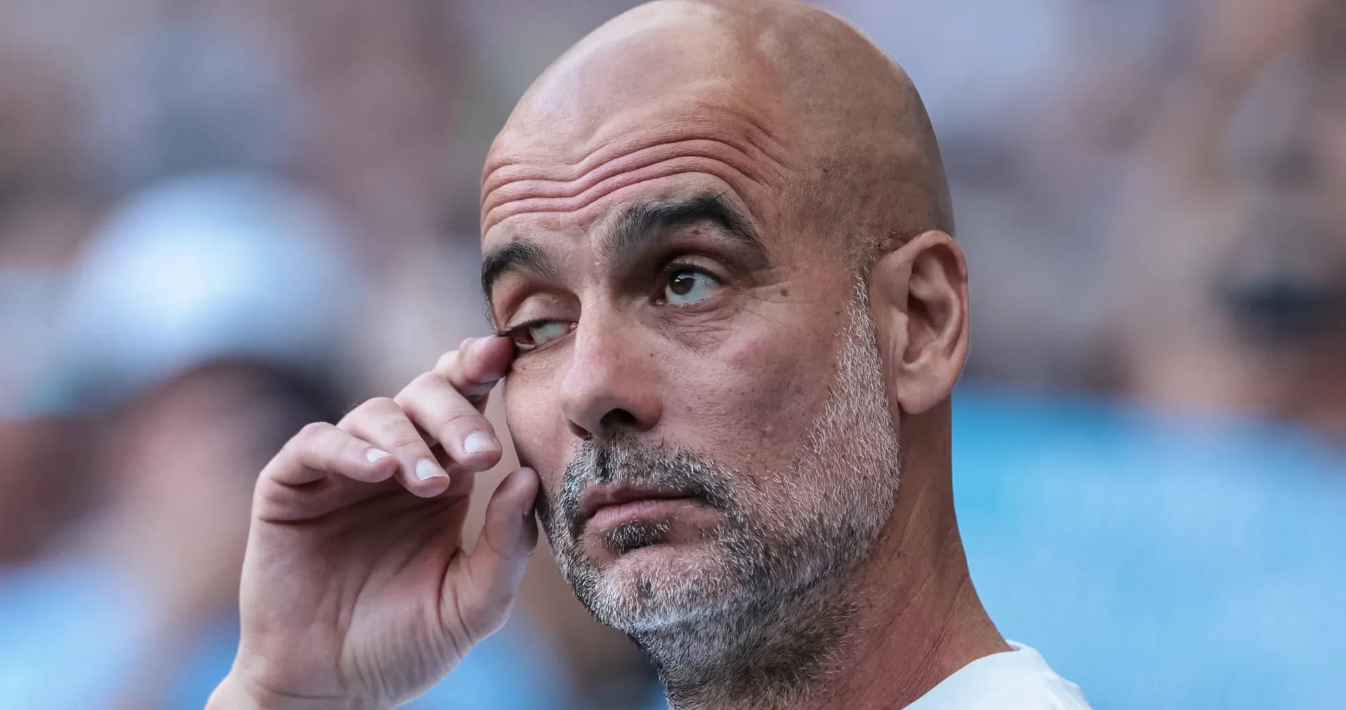 Entrenador tocándose el ojo en la grada