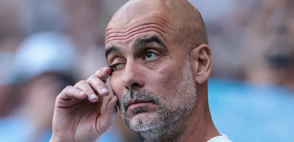 Entrenador tocándose el ojo en la grada