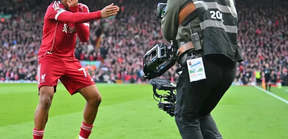 Jugador de Liverpool celebra en el campo