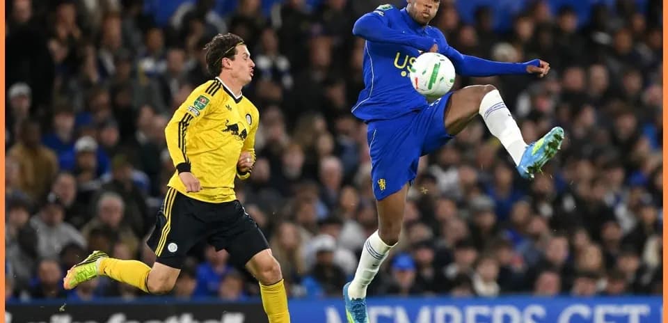 Jugador despejando el balón durante un partido