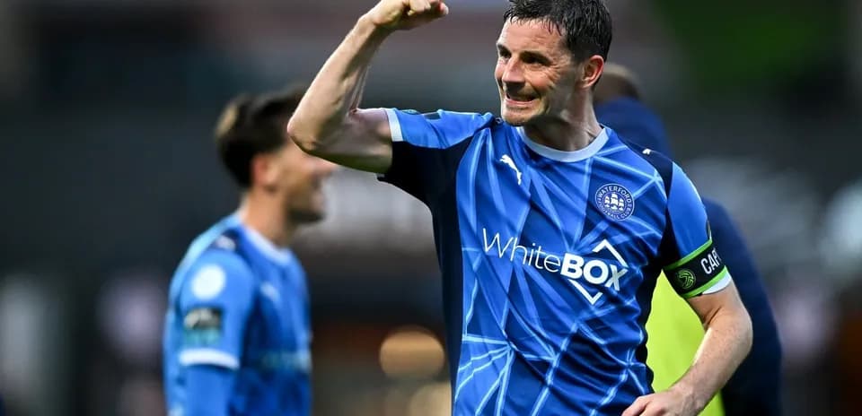Jugador de Waterford FC celebrando con puño en alto