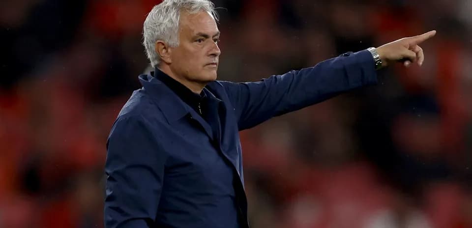 Entrenador señalando durante el partido