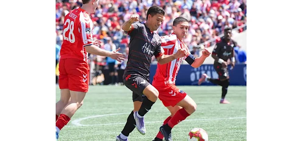 Jugador de Vancouver FC en acción contra Atlético Ottawa