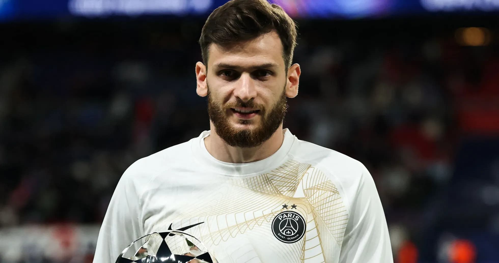 Jugador de PSG sosteniendo el trofeo de la Champions