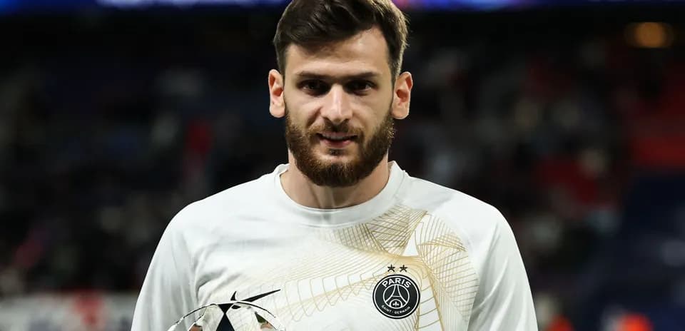 Jugador de PSG sosteniendo el trofeo de la Champions