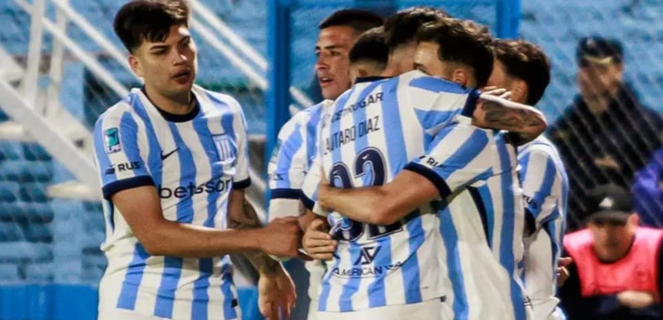 Jugadores de Racing Club celebrando un gol