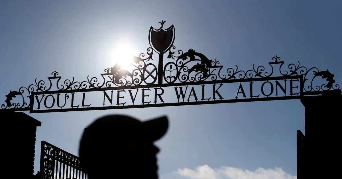 Cartel 'You'll Never Walk Alone' en el estadio