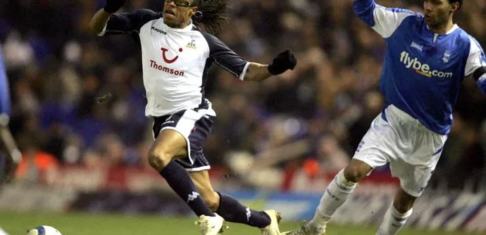Jugador de Tottenham esquivando a oponente durante partido