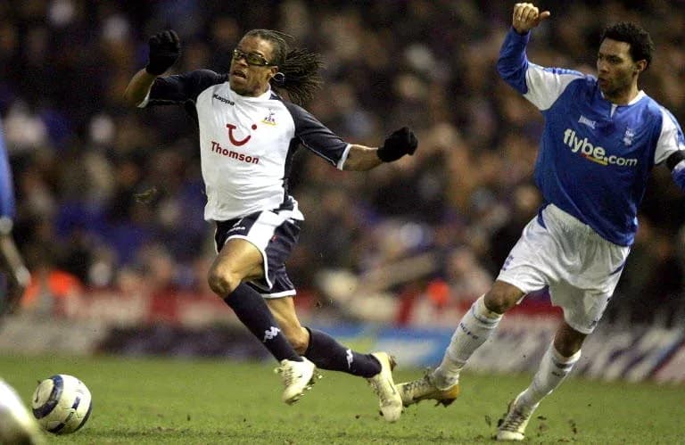 Jugador de Tottenham esquivando a oponente durante partido
