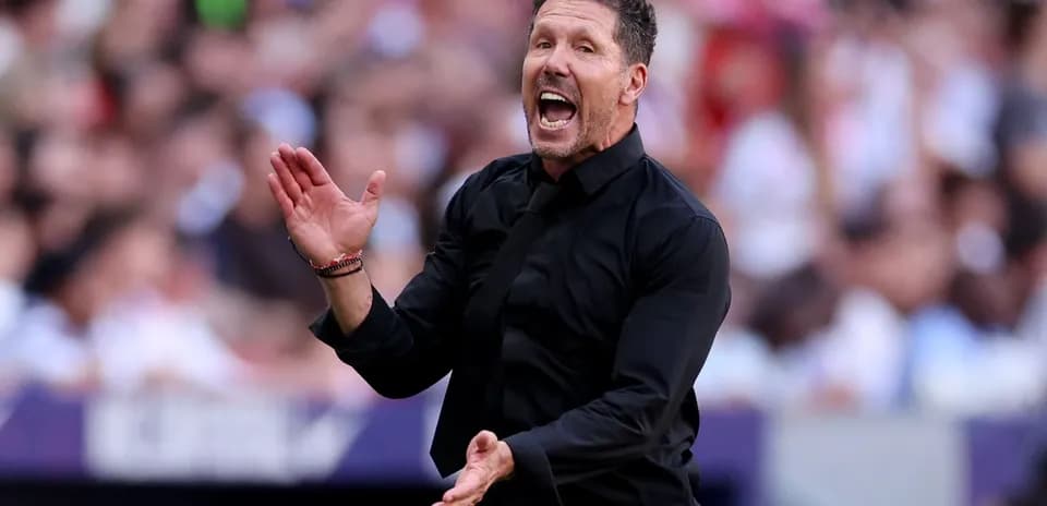 Entrenador dirigiendo a su equipo en el partido