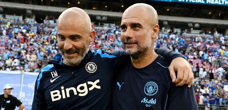 Entrenadores abrazándose en el estadio después del partido