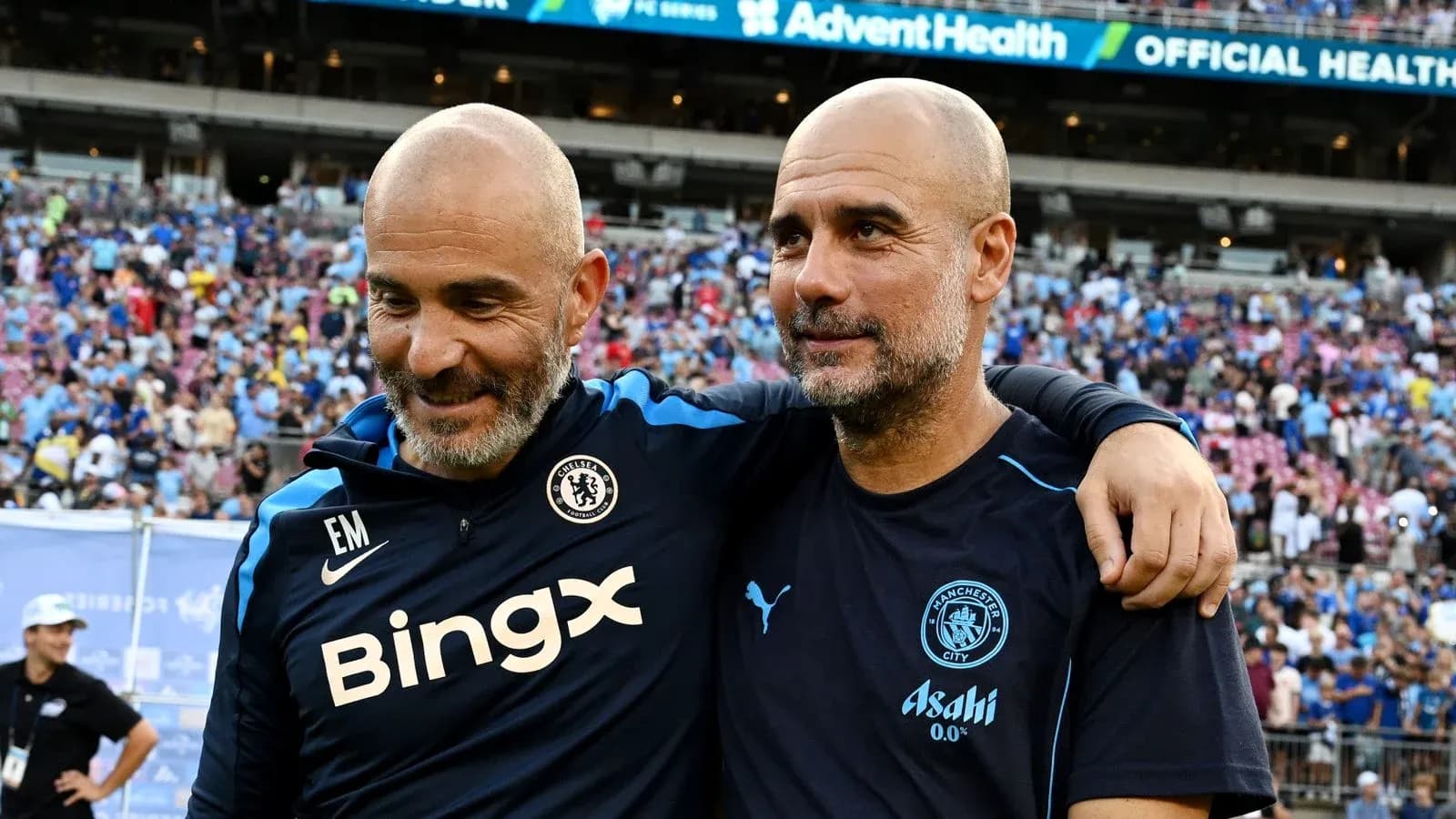 Entrenadores abrazándose en el estadio después del partido