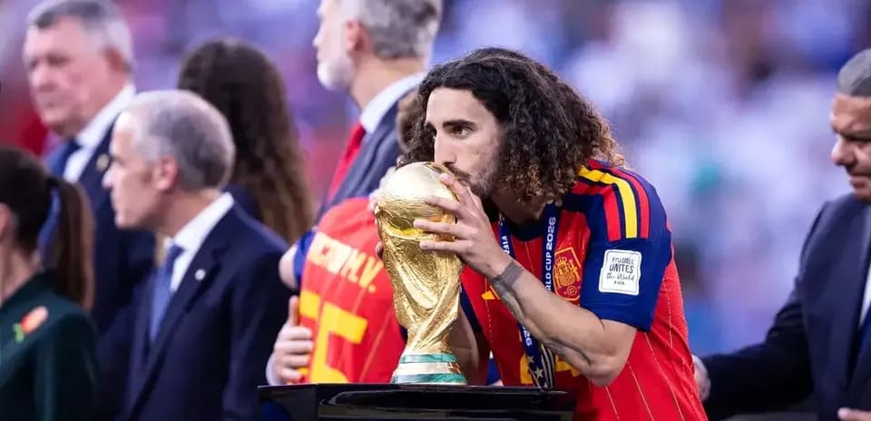 Jugador besando la Copa del Mundo en el podio
