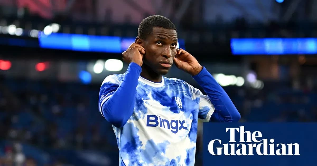 Jugador de Chelsea ajustándose los auriculares antes del partido