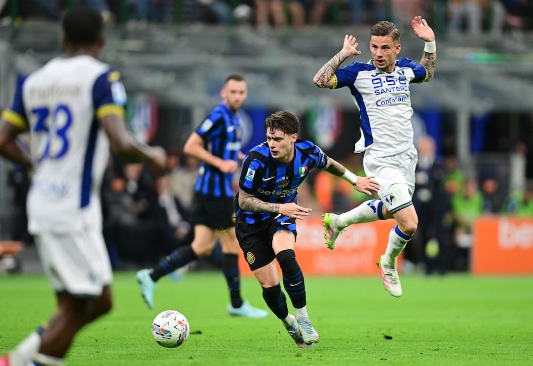 Jugador de Inter driblando a rival de Hellas Verona
