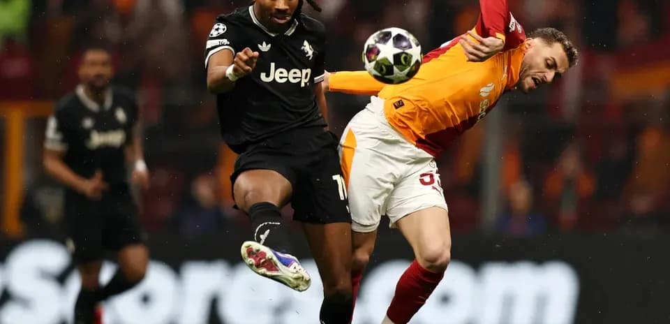 Jugador de Galatasaray despejando un balón en partido