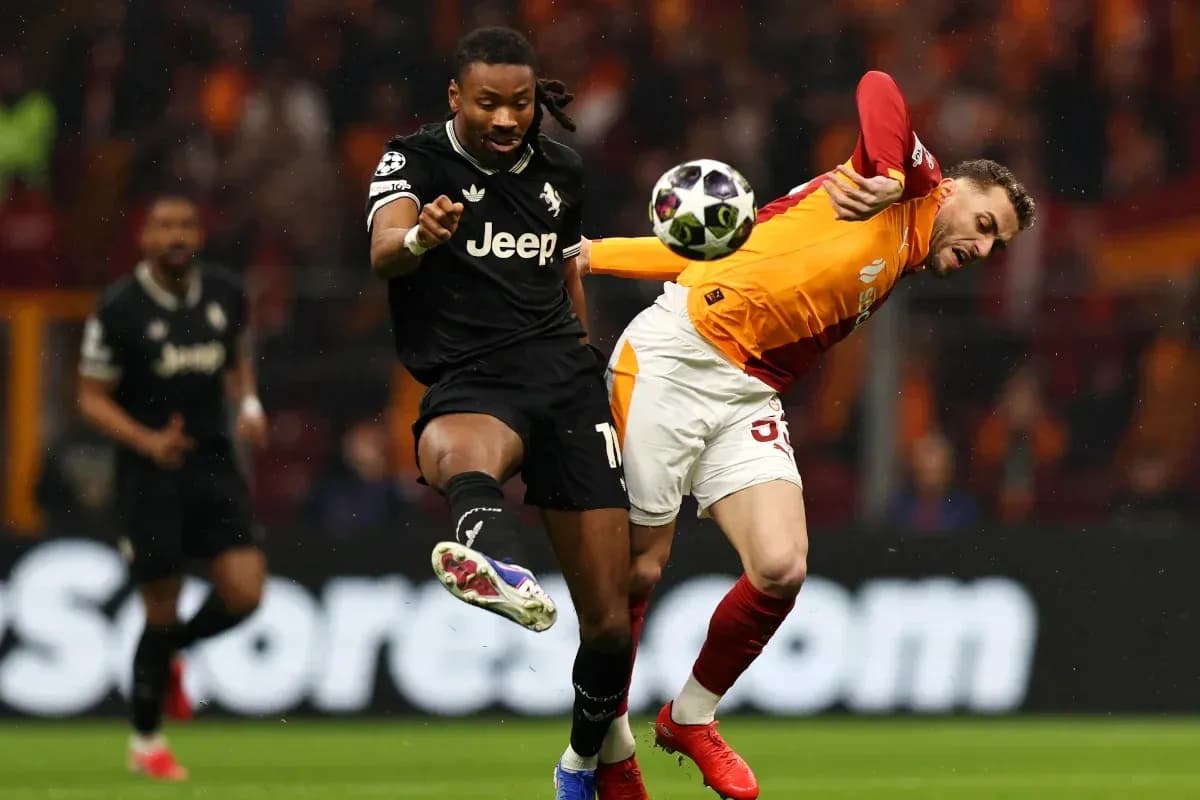 Jugador de Galatasaray despejando un balón en partido