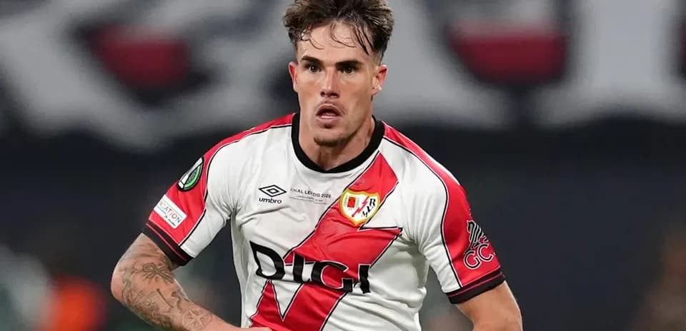 Jugador de Rayo Vallecano corriendo durante un partido