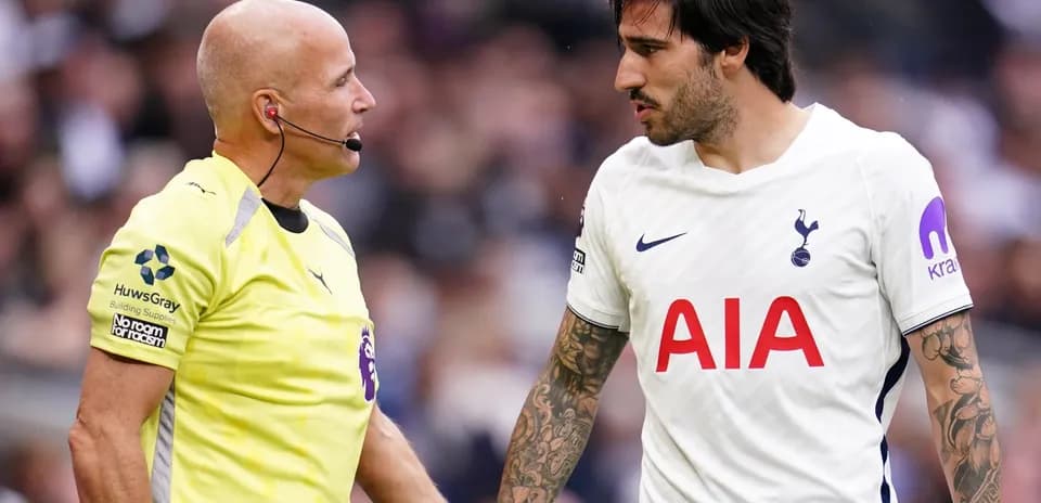 Jugador de Tottenham discutiendo con el árbitro